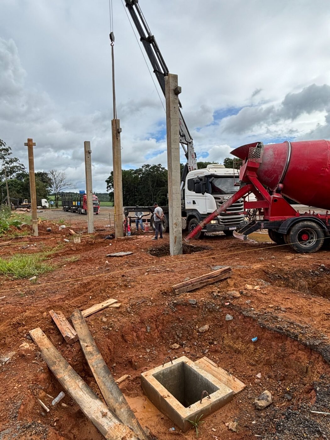 Pilares erguidos em canteiro